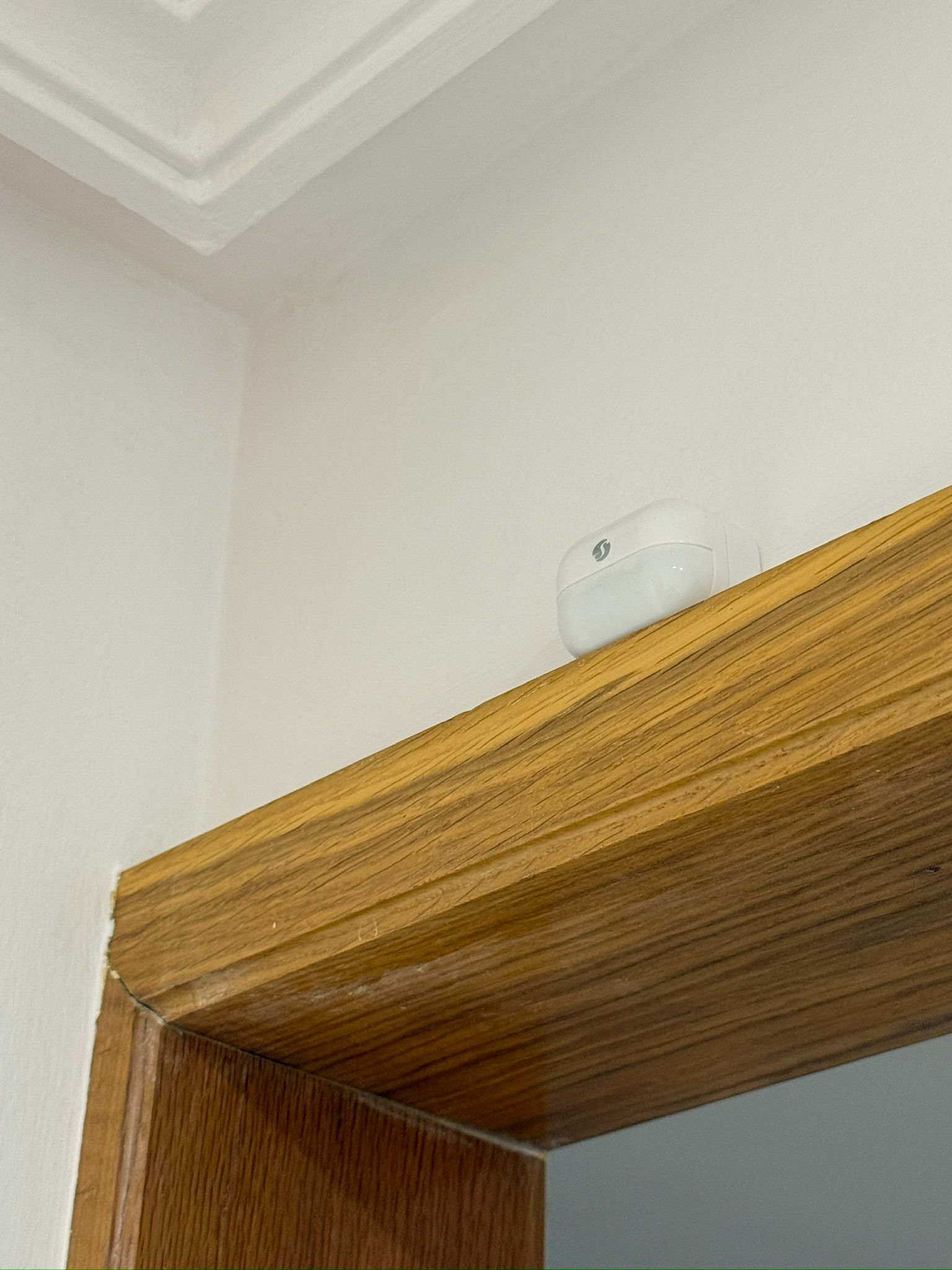 Sensor de movimiento sobre la puerta
